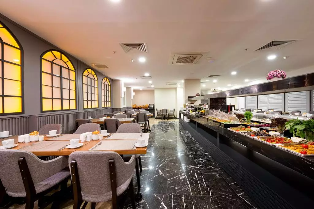 رستوران Four Sides Hotel